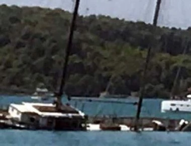 Ιστιοφόρο 23 μέτρων βυθίστηκε στο Πόρτο Χέλι (φώτο)